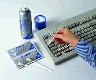 Fotografie Foamclene & Foambuds & Utraclene p�i aplikaci na kl�vesnici